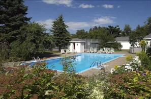 Seasonal outdoor pool - Hôtel Au Petit Berger (La Malbaie)