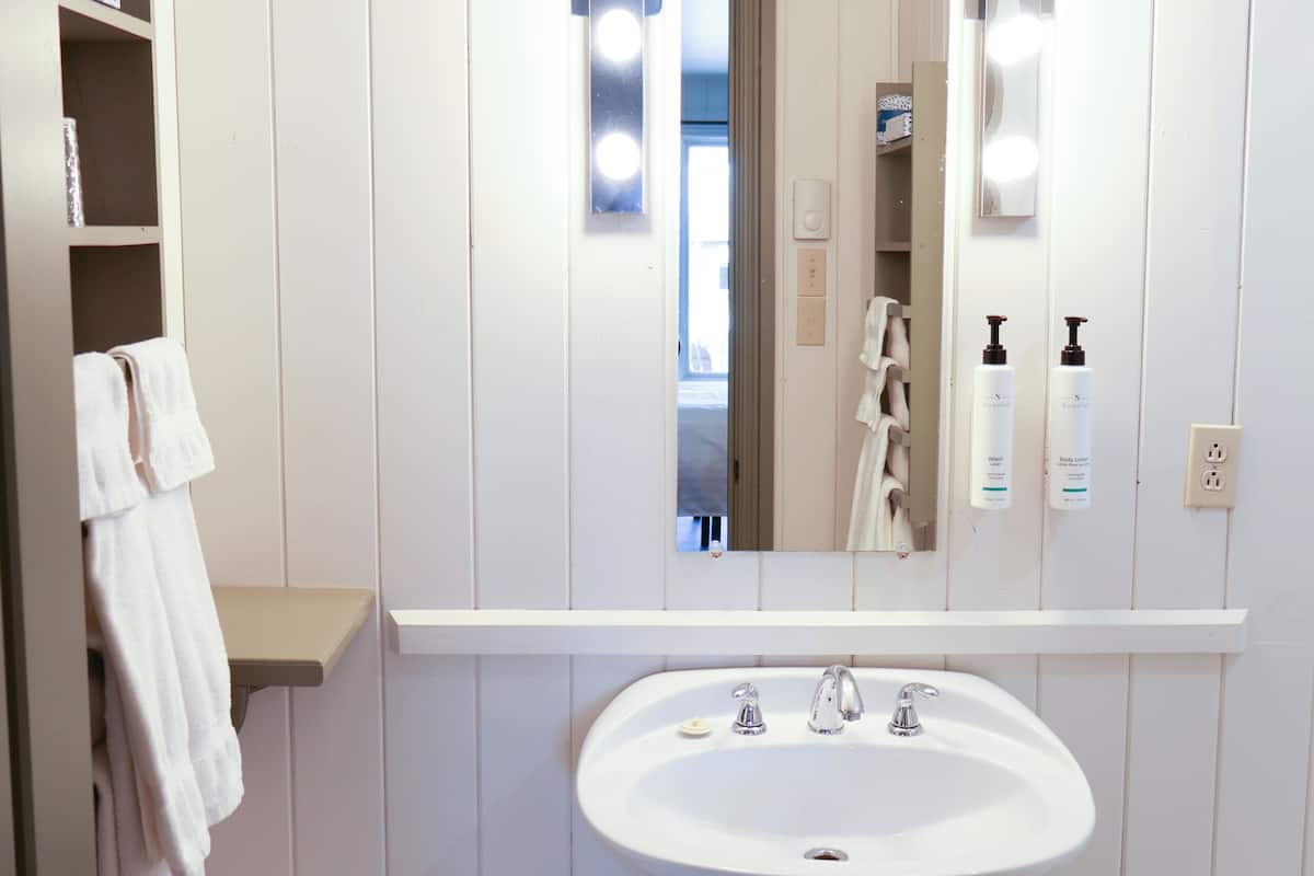 comfort double room, 1 queen bed | bathroom | hair dryer, towels