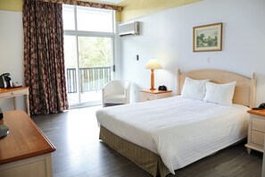 1 Lit Queen Balcon | Premium bedding, iron/ironing board, free WiFi, bed sheets