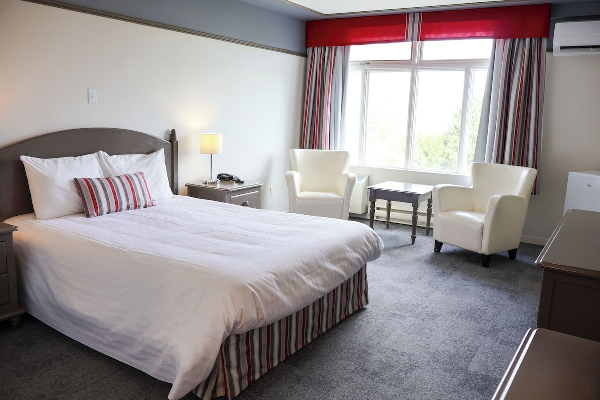 superior room | premium bedding, iron/ironing board, free wifi, bed sheets