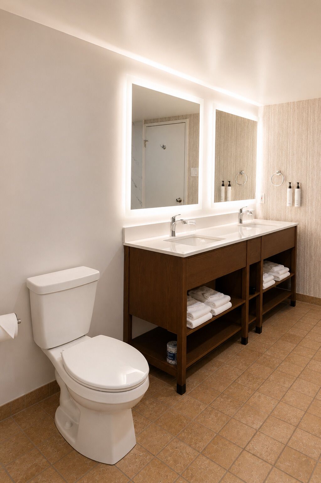 Une salle de bain moderne avec des toilettes, un meuble-lavabo à deux vasques et un grand miroir.