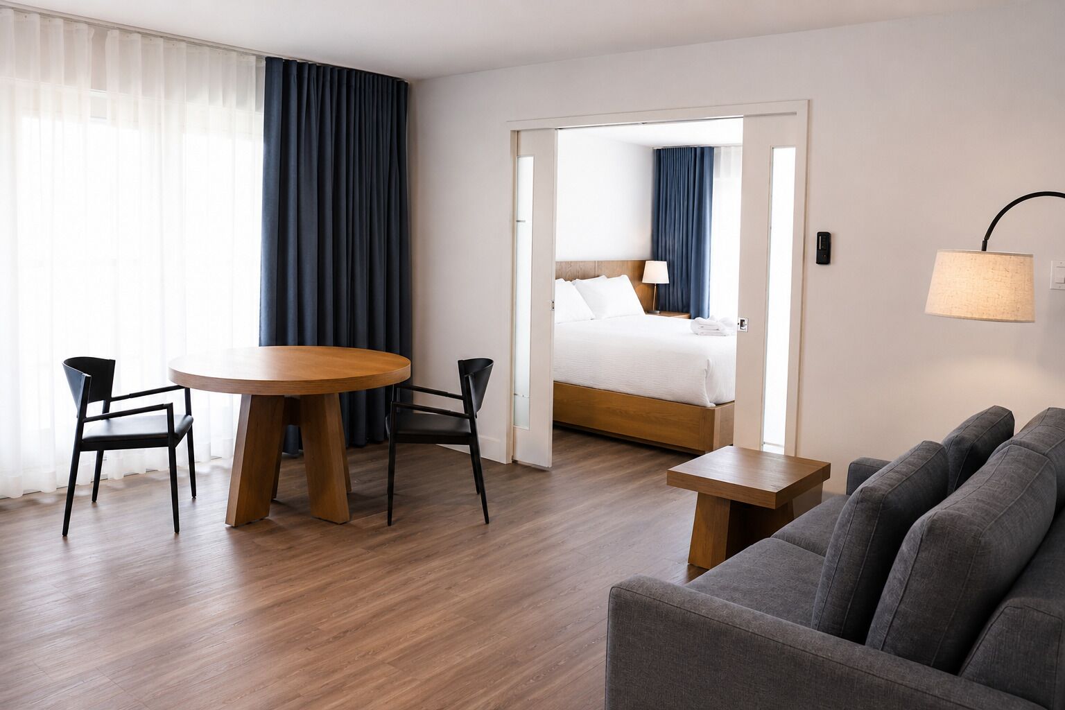 Habitación de lujo, 1 cama de matrimonio grande | Ropa de cama de alta calidad, caja fuerte, cortinas opacas