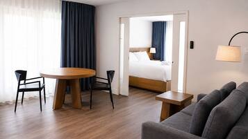Habitación de lujo, 1 cama de matrimonio grande | Ropa de cama de alta calidad, caja fuerte, cortinas opacas