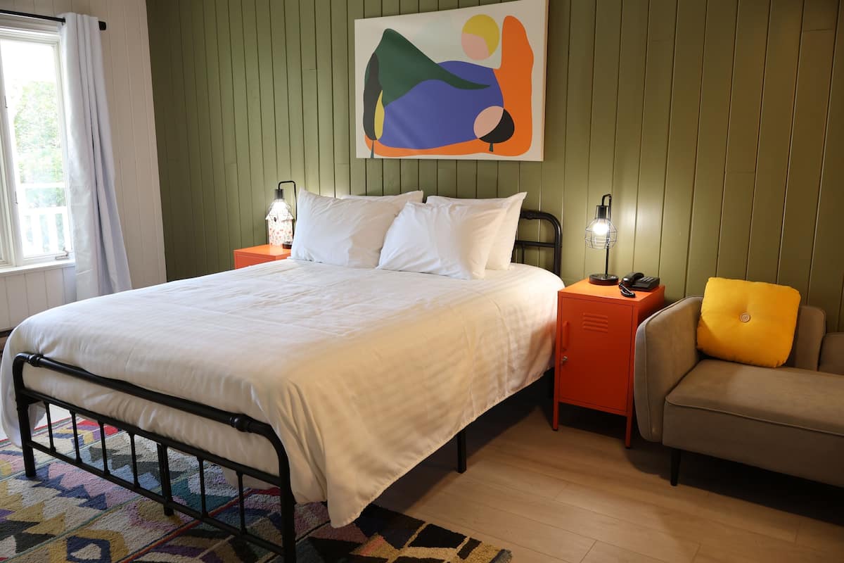 Quarto casal conforto, 1 cama Queen | Roupas de cama premium, ferros/tábuas de passar roupa, Wi-Fi de cortesia