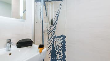Standaard kamer, 1 tweepersoonsbed | Een bureau, verduisterende gordijnen, geluiddichte muren