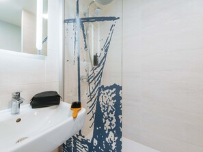 Kamar Standar, 1 Tempat Tidur Double | Meja kerja, tirai kedap cahaya, kedap suara, dan setrika/meja setrika