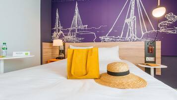 Standaard kamer, 1 tweepersoonsbed met slaapbank | Een bureau, verduisterende gordijnen, geluiddichte muren