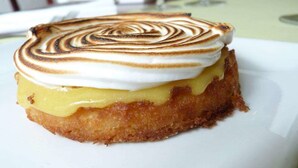Melayani makan siang dan makan malam 
