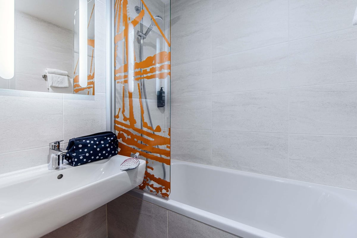 1 bedroom, desk, blackout curtains, soundproofing