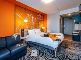 Escrivaninha, cortinas blackout, quartos à prova de som