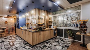 ランチ、ディナーに営業 (フランス料理)
