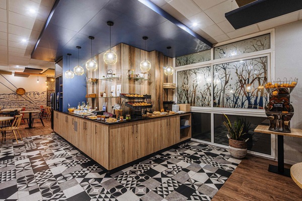 Se sirven almuerzos y cenas, cocina francesa