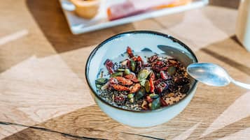 Café da manhã com buffet todos os dias (EUR 12 por pessoa)