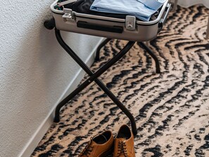 Meja kerja, tirai kedap cahaya, kedap suara, dan setrika/meja setrika