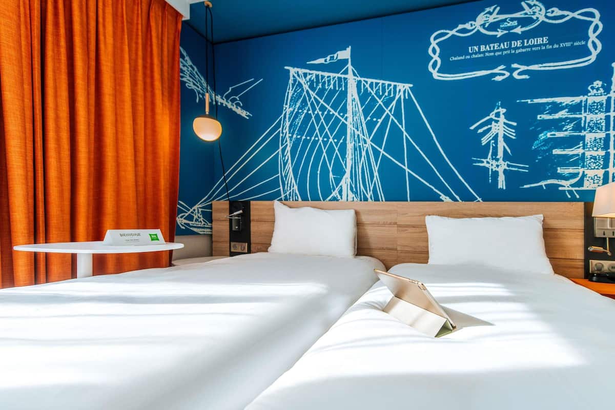 1 bedroom, desk, blackout curtains, soundproofing