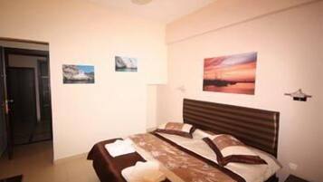 Minibar, coffres-forts dans les chambres, bureau