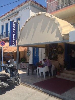 Property entrance - Hotel Plaza (Aegina)