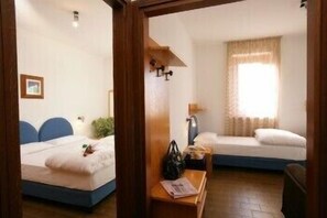 房內夾萬、書桌、嬰兒床 (收費)、免費 Wi-Fi