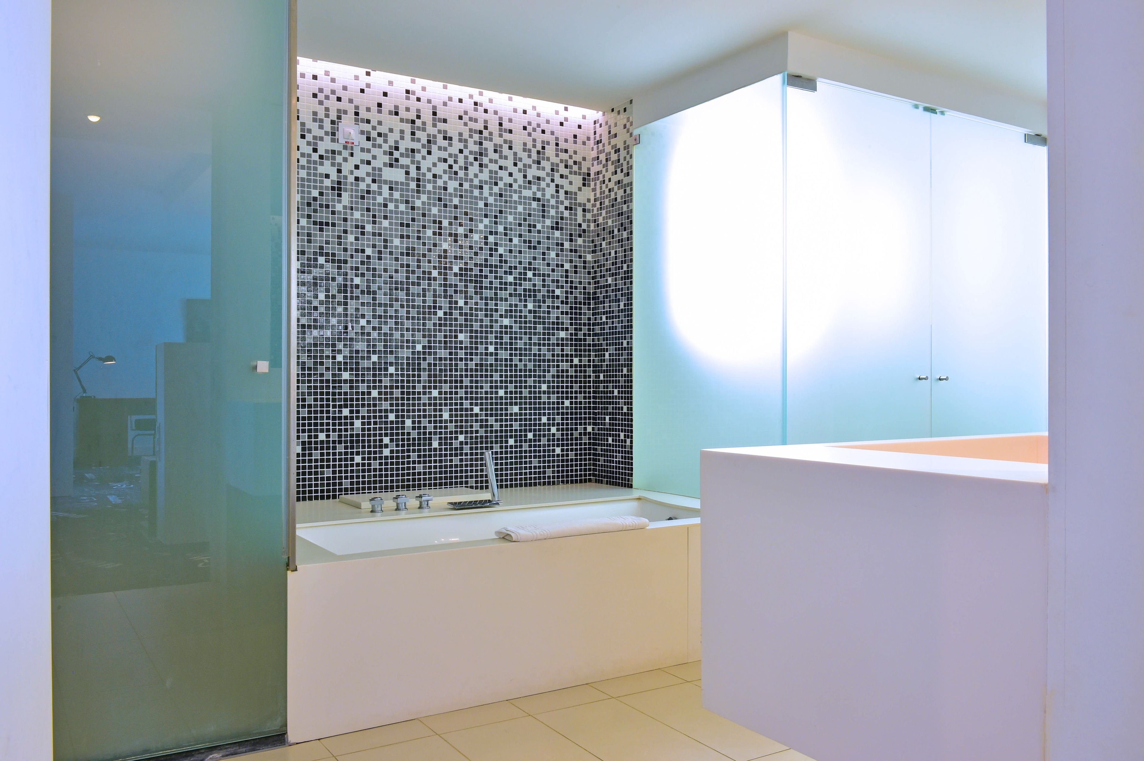 suite hastens | bathroom | bathtub, hair dryer, slippers, bidet