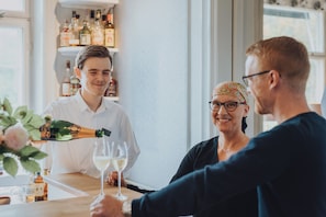 Petit-déjeuner, déjeuner et dîner servis sur place, vue sur la mer