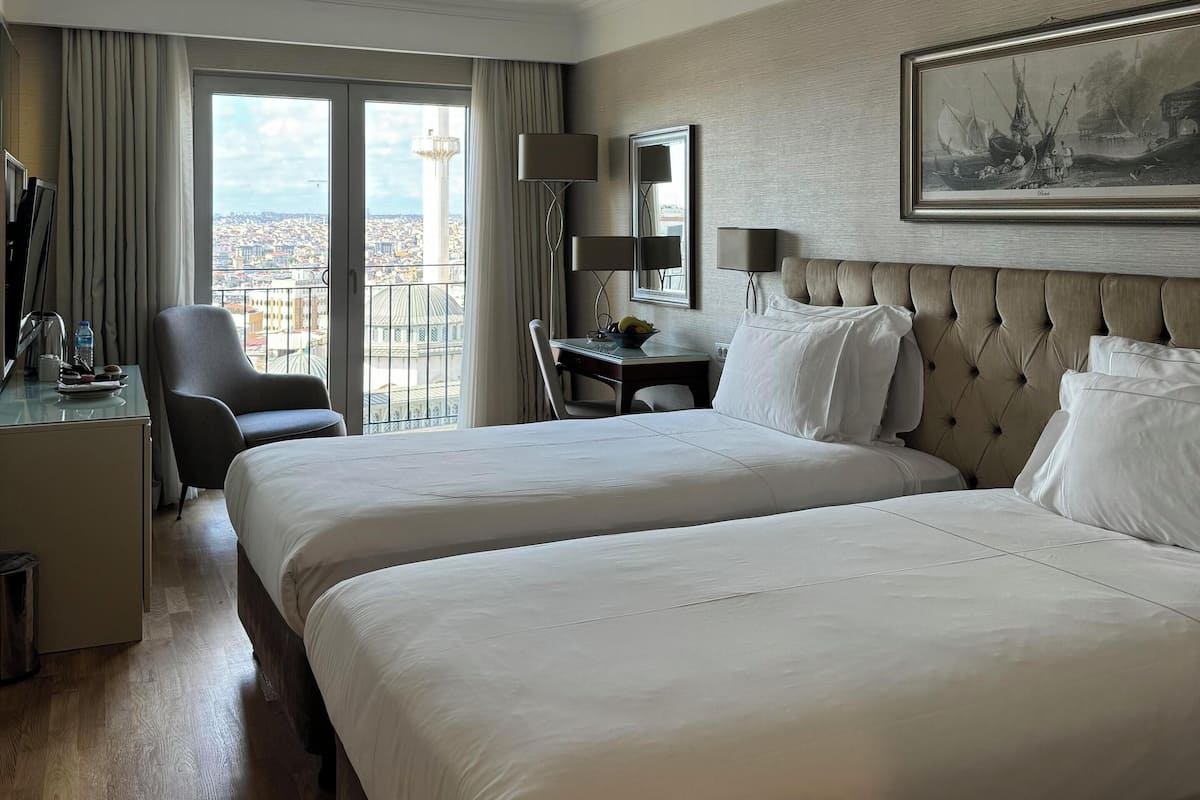 Minibar, pengeskab på værelset, lydisolering, strygejern/strygebræt