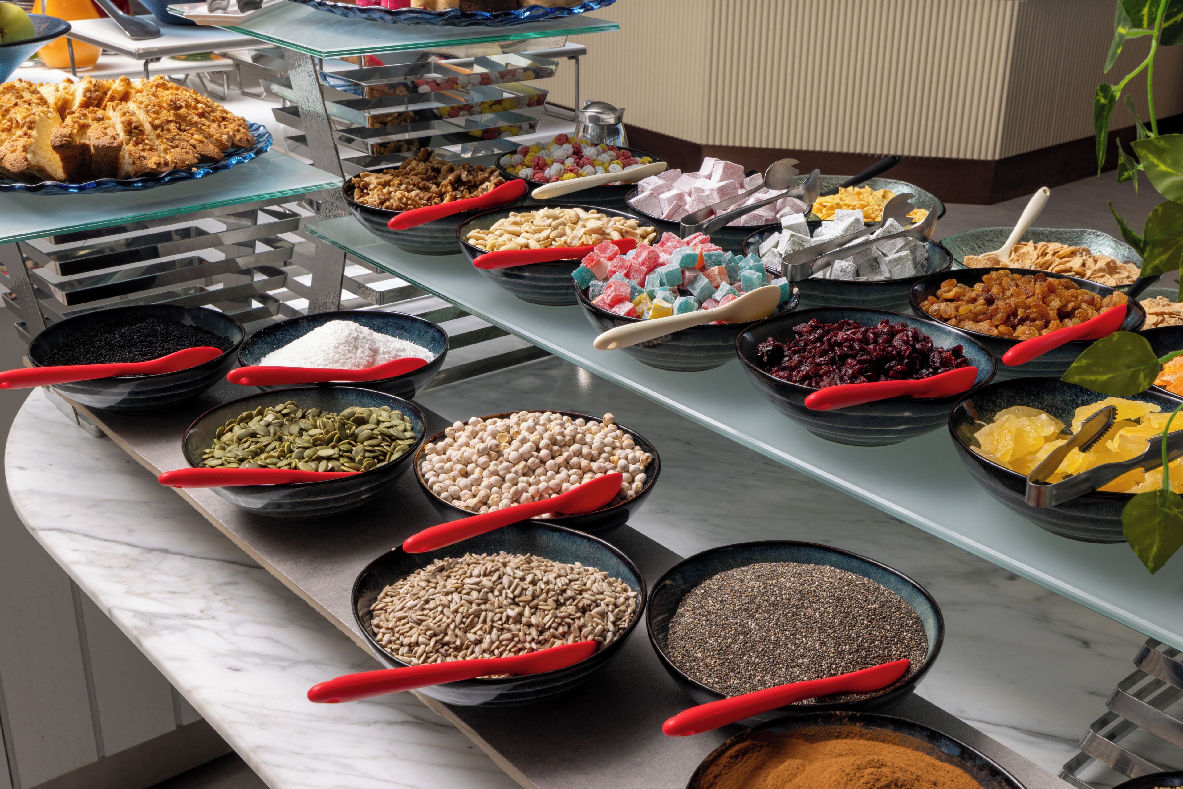Un bufé con diferentes alimentos y utensilios.