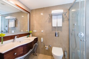 Shower, hair dryer, slippers, towels - CVK Taksim Hotel Istanbul (Istanbul)