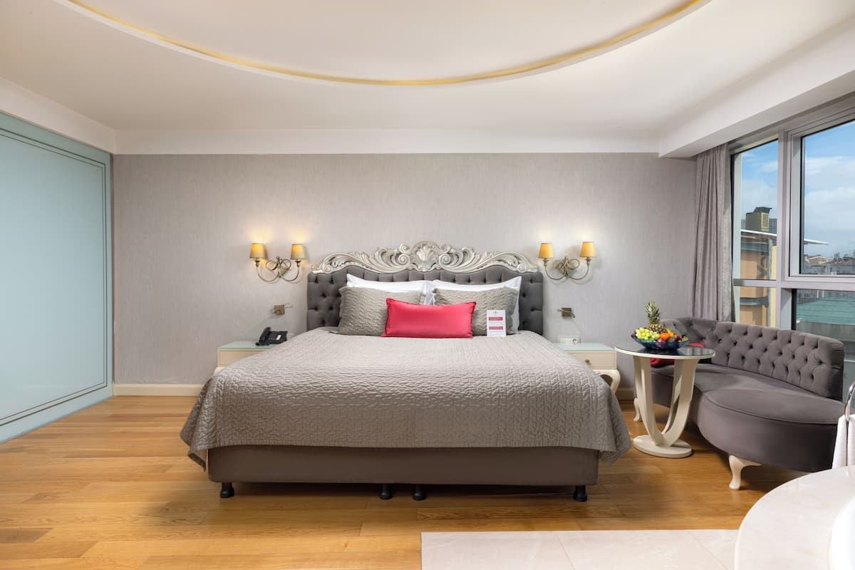 Luxury-Suite, Stadtblick | Minibar, Zimmersafe, schallisolierte Zimmer, Bügeleisen/Bügelbrett