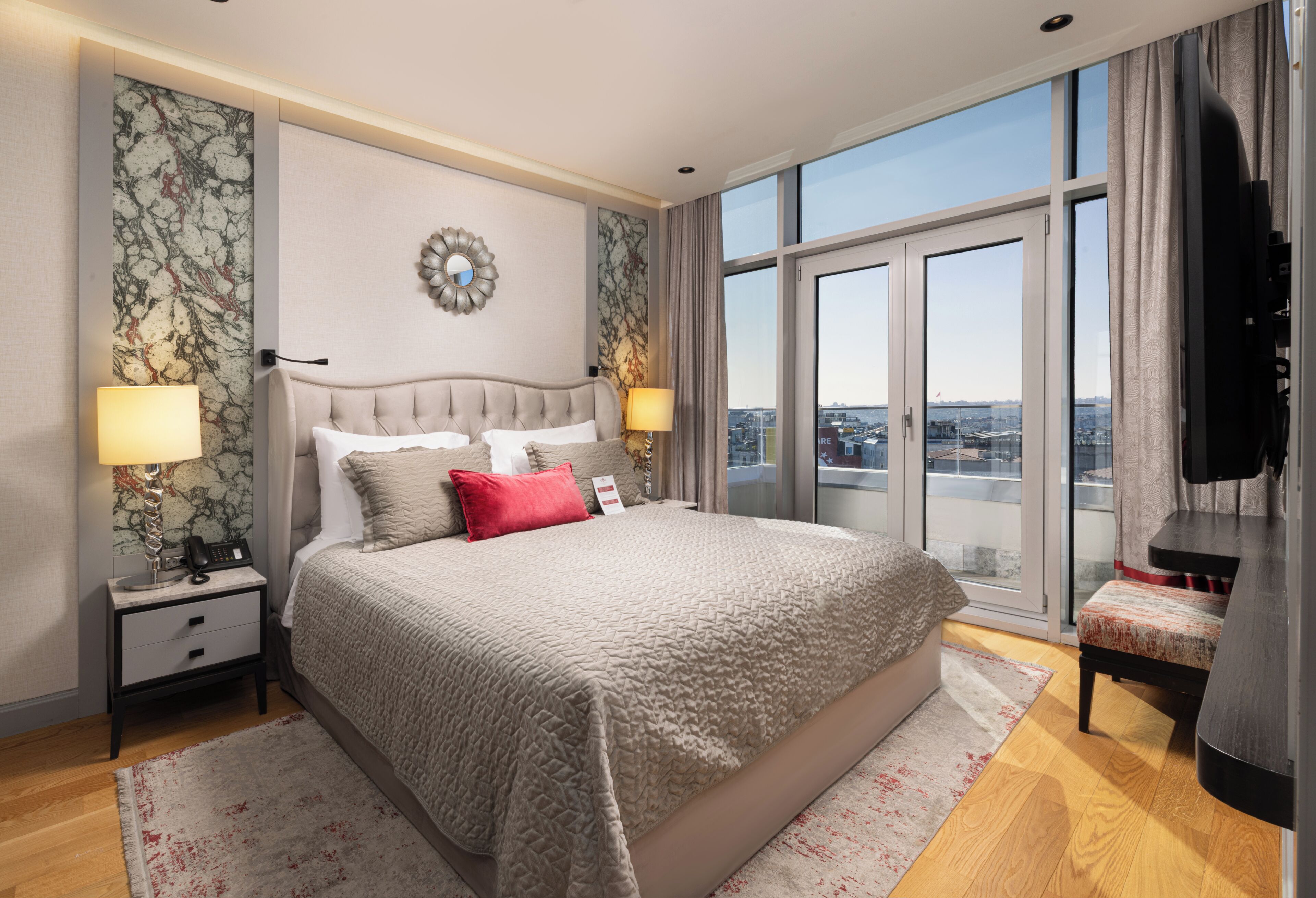 Suite Signature, vue ville | Minibar, coffres-forts dans les chambres, chambres insonorisées