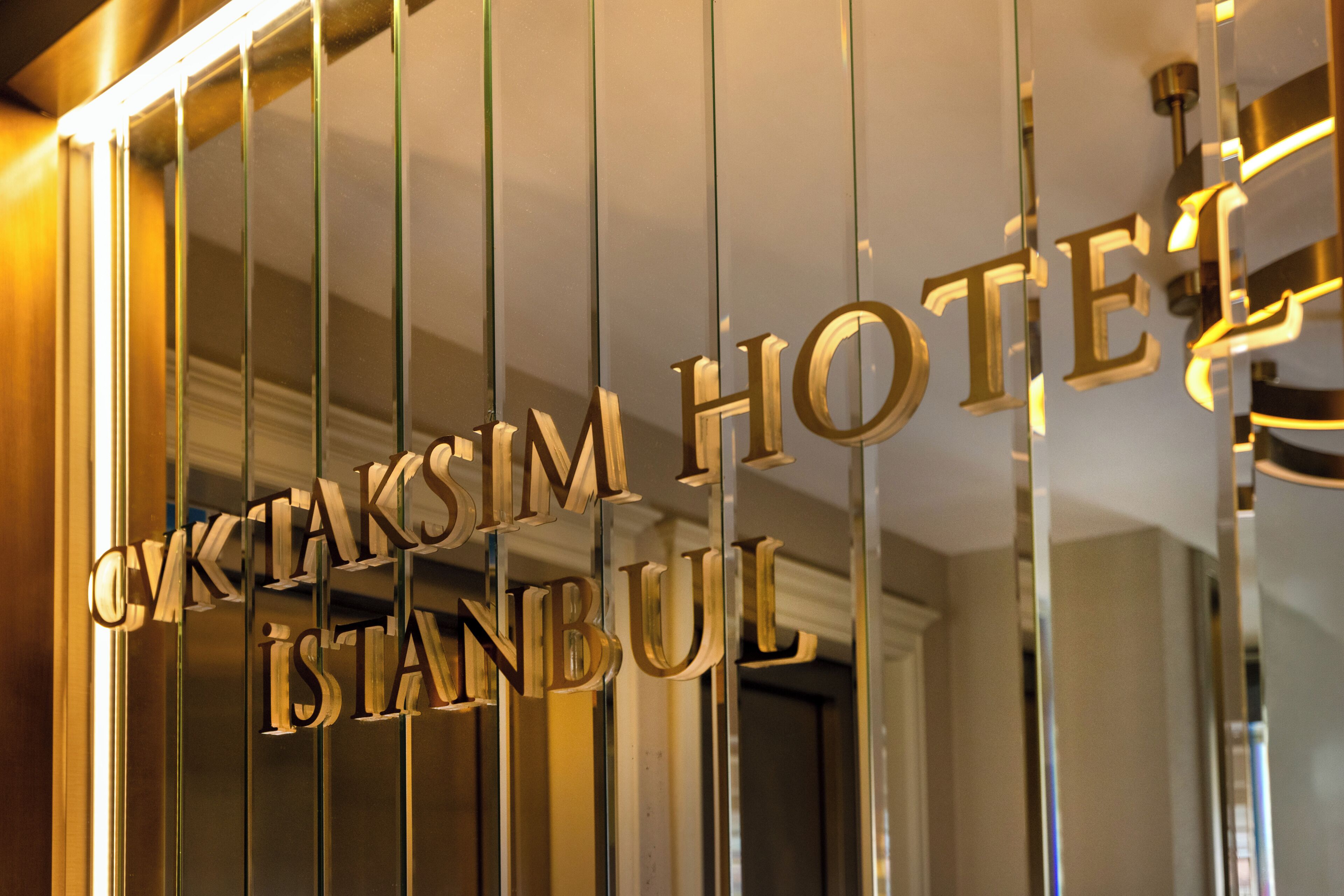 Hotellin kyltti, jossa on suurin, metallisilla kirjaimilla kirjoitettu nimi: ”Cykaksim Istanbul Hotel”.