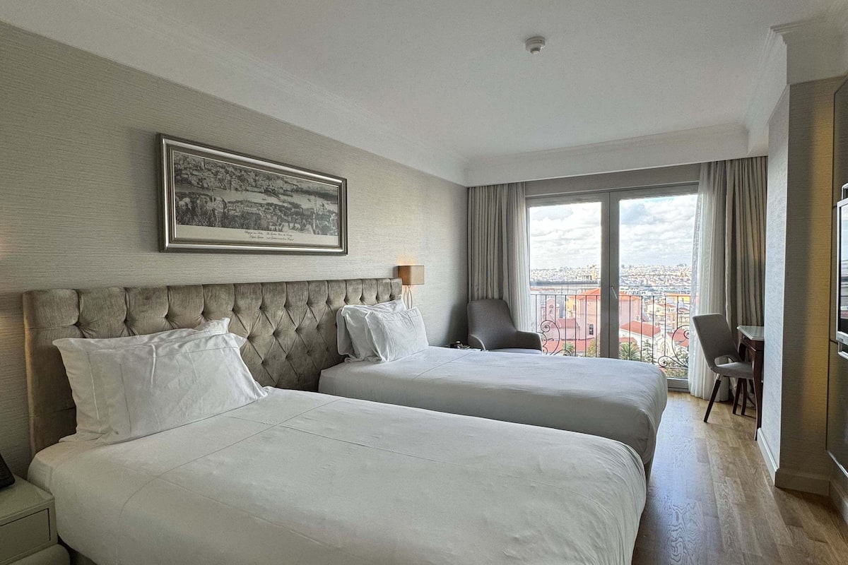 Superior Taksim Square View Room