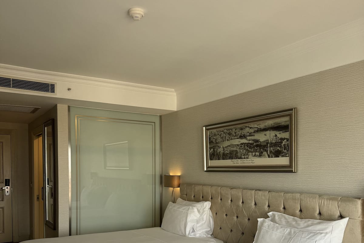 Minibar, pengeskab på værelset, lydisolering, strygejern/strygebræt