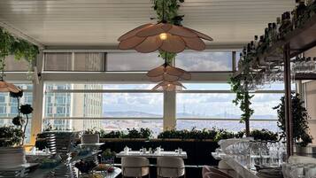 Tägliches nach Wunsch zubereitetes Frühstück (850 EUR pro Person)