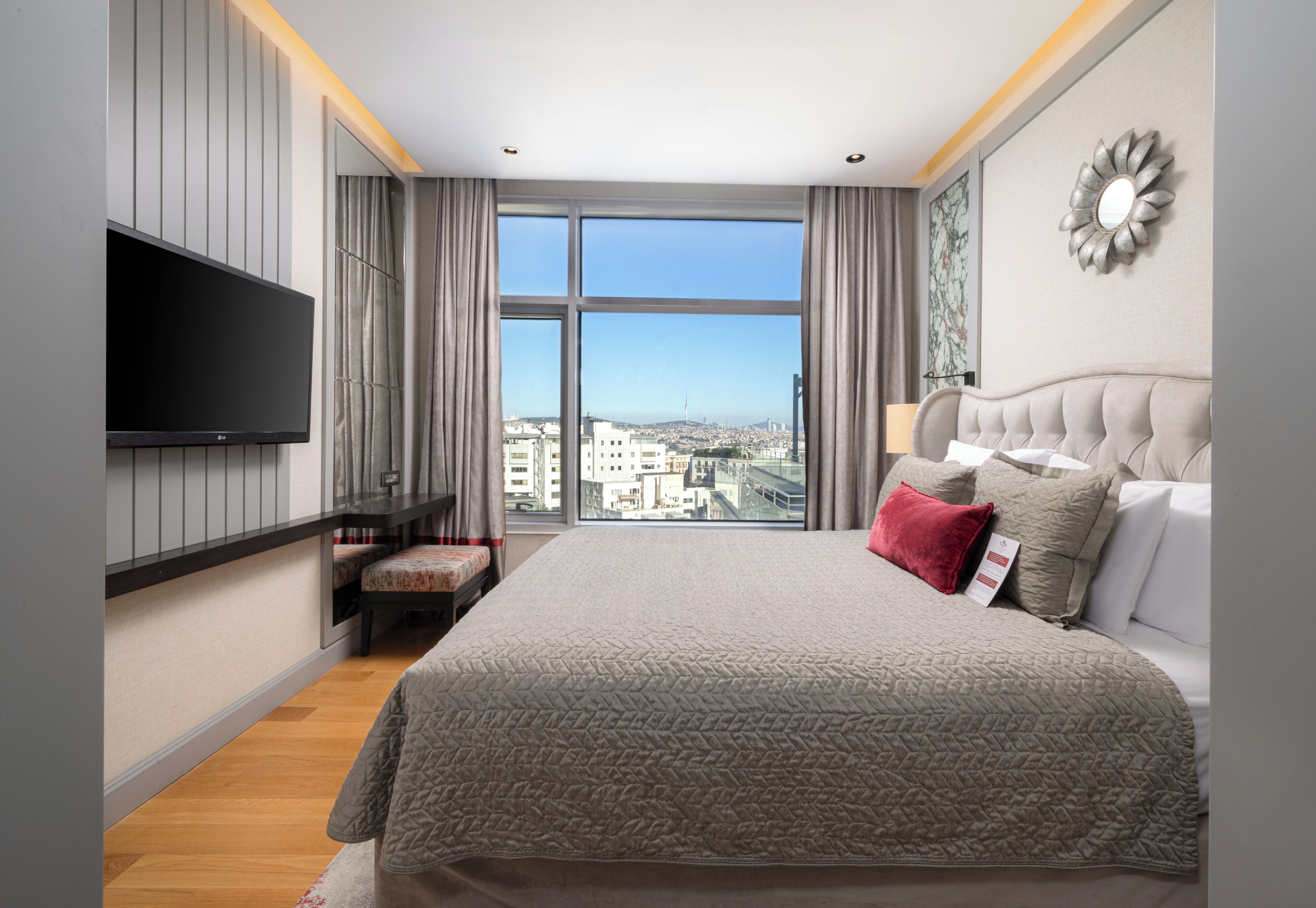 Suite Sénior, vue ville | Minibar, coffres-forts dans les chambres, chambres insonorisées