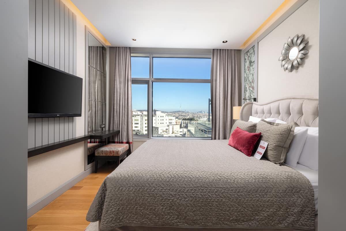 Senior-Suite, Stadtblick | Minibar, Zimmersafe, schallisolierte Zimmer, Bügeleisen/Bügelbrett