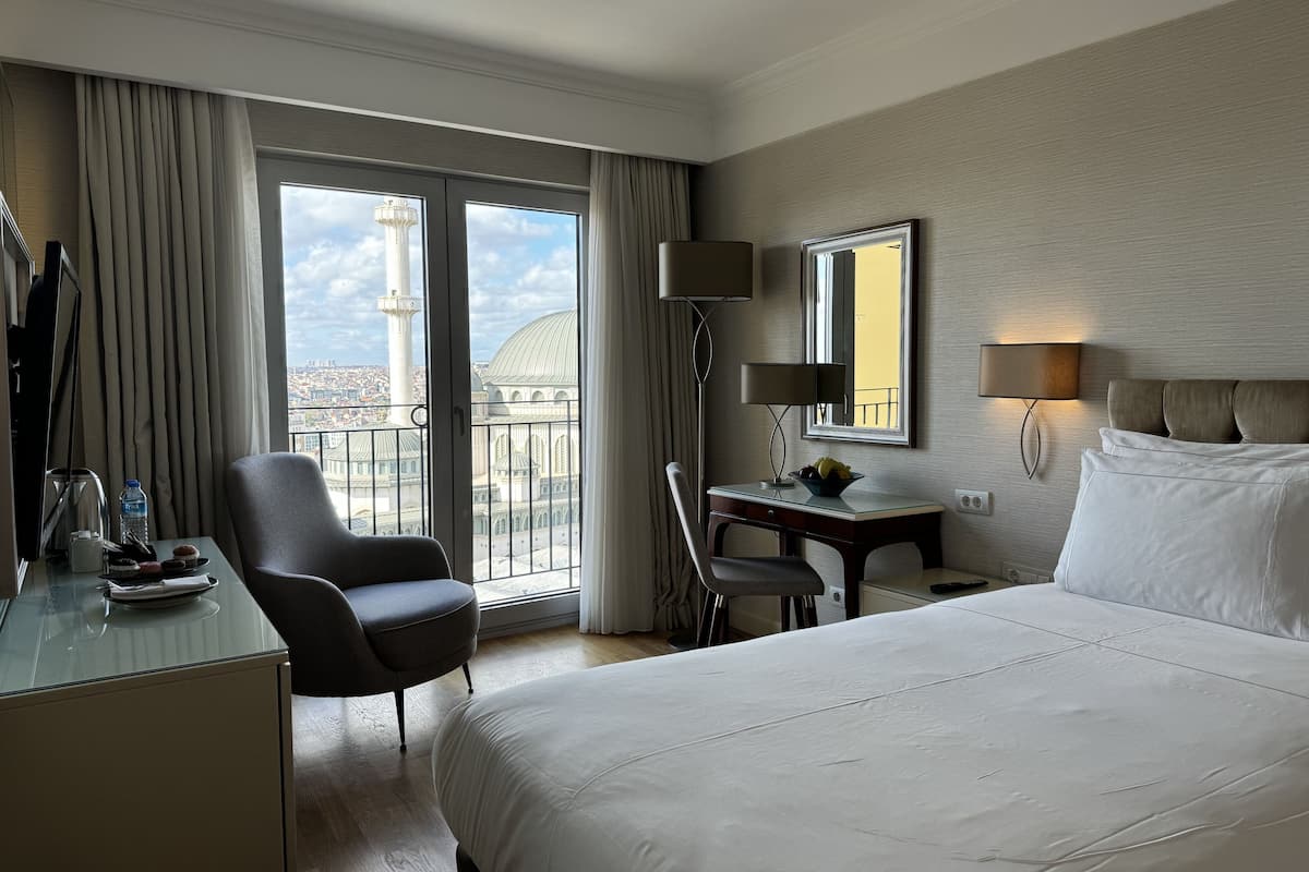 Deluxe Taksim Square View Room | 1 sovrum, minibar, värdeförvaringsskåp på rummet och skrivbord