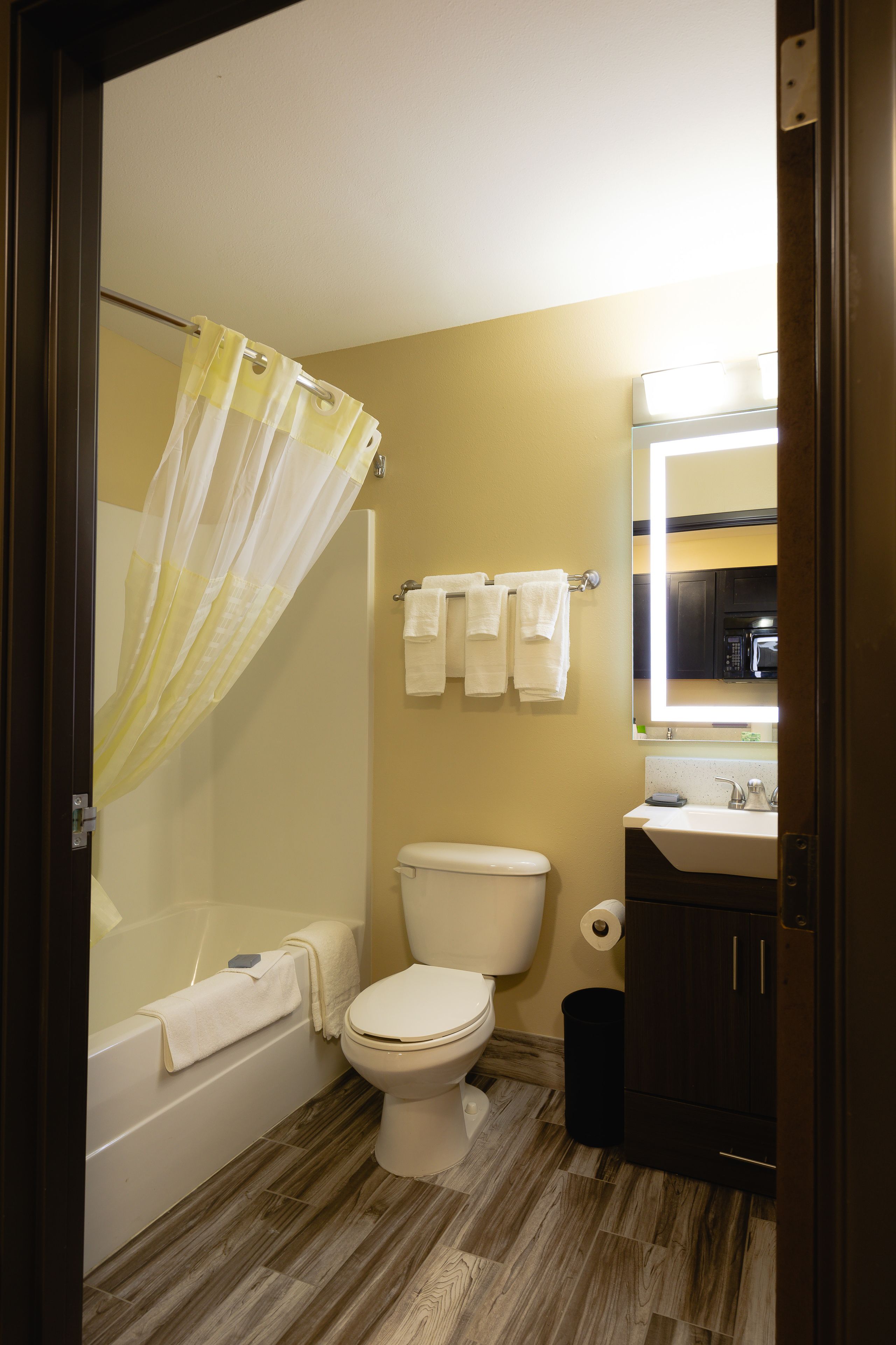 Een badkamer met een bad, toilet en wastafel.
