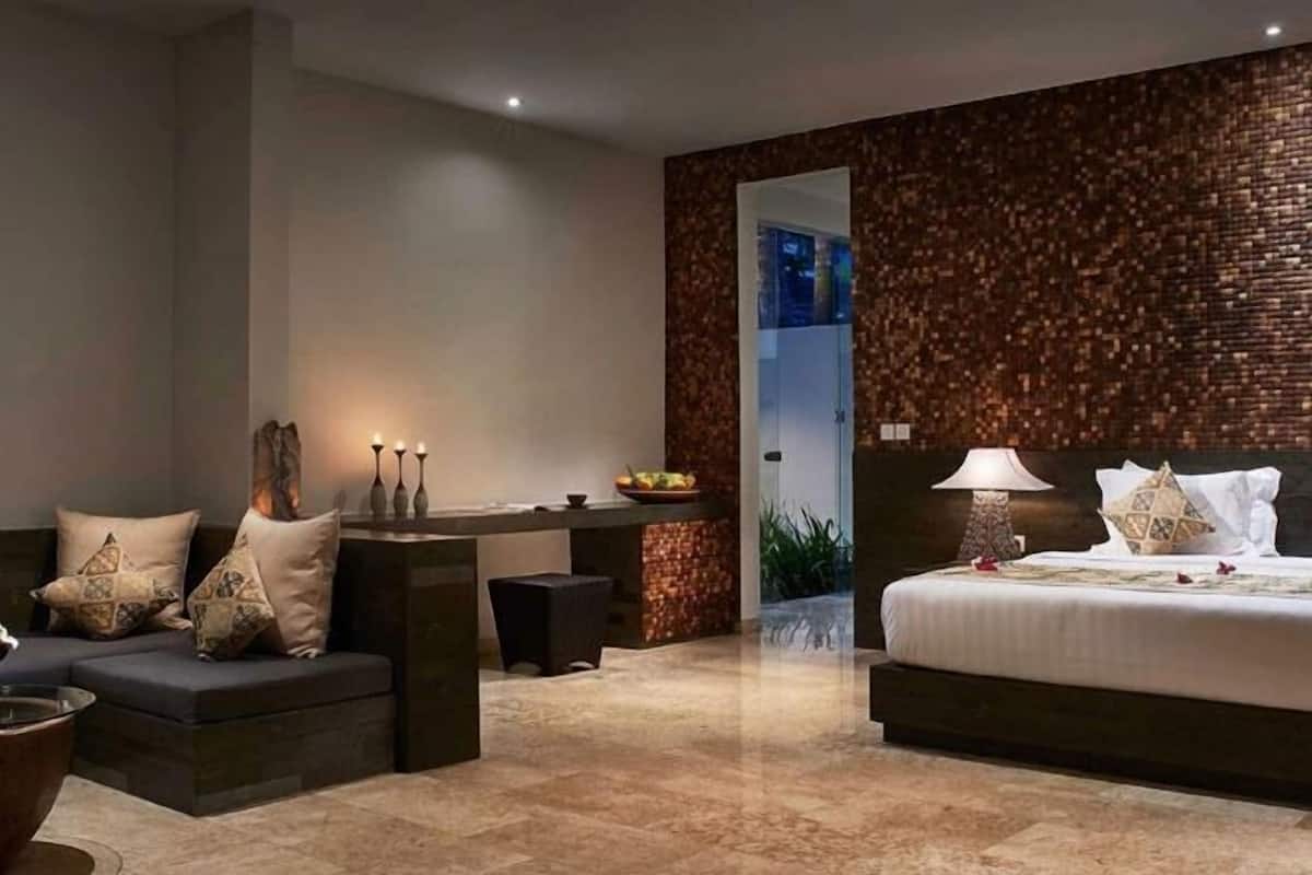 Luxe beddengoed, donzen dekbedden, een minibar, een kluis op de kamer
