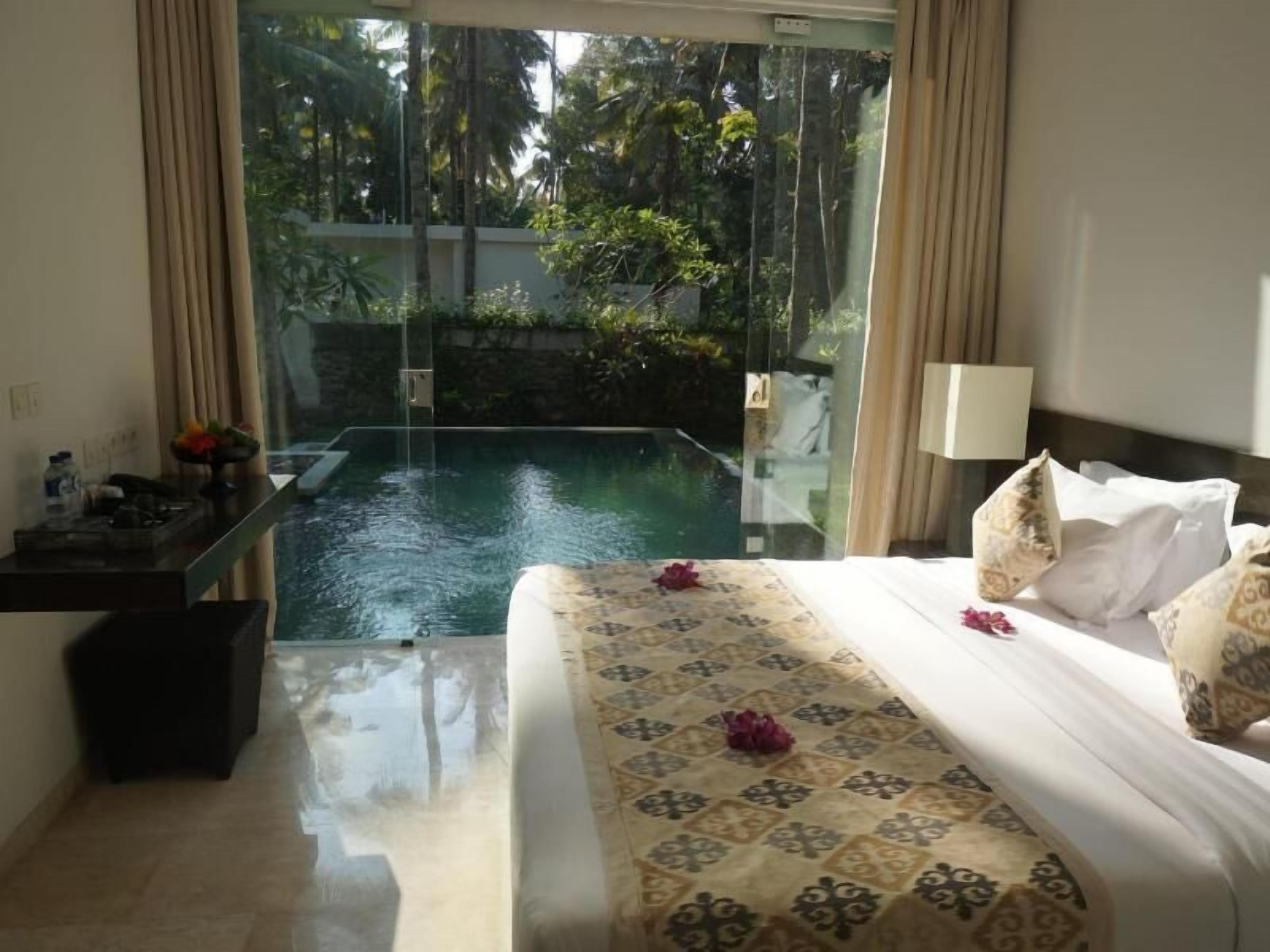 Premium bedding, down duvets, minibar, in-room safe