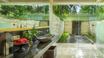 Huvila, nÀköala puutarhaan (Villa Raja) | Ylelliset vuodevaatteet, untuvapeitot, minibaari, tallelokero huoneessa