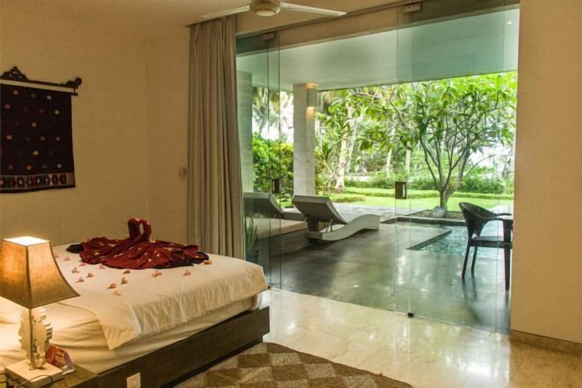 Luxe beddengoed, donzen dekbedden, een minibar, een kluis op de kamer