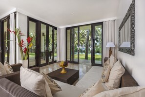 Suite, 2 soverom (Kelapa Residence) | Oppholdsrom | Peis