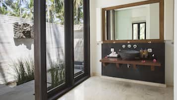 Suite, 2 habitaciones (Kelapa Residence) | Lavabo en el baño