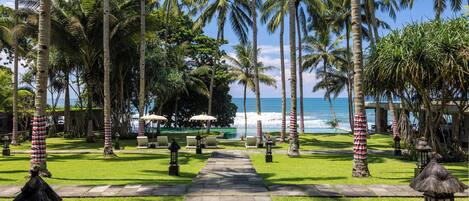 2 piscines extérieures, piscine à débordement, parasols de plage