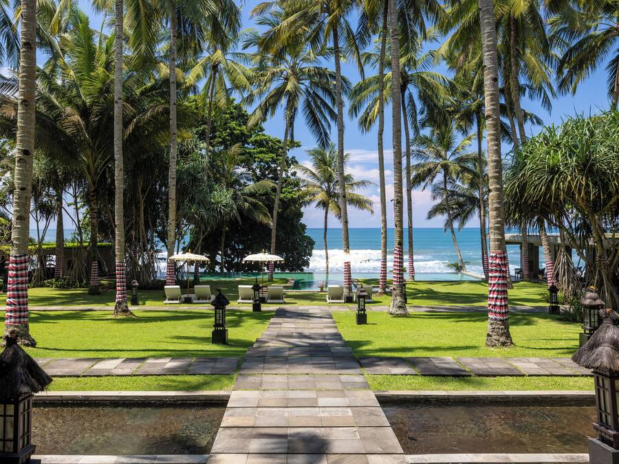 2 outdoor pools, an infinity pool, pool umbrellas