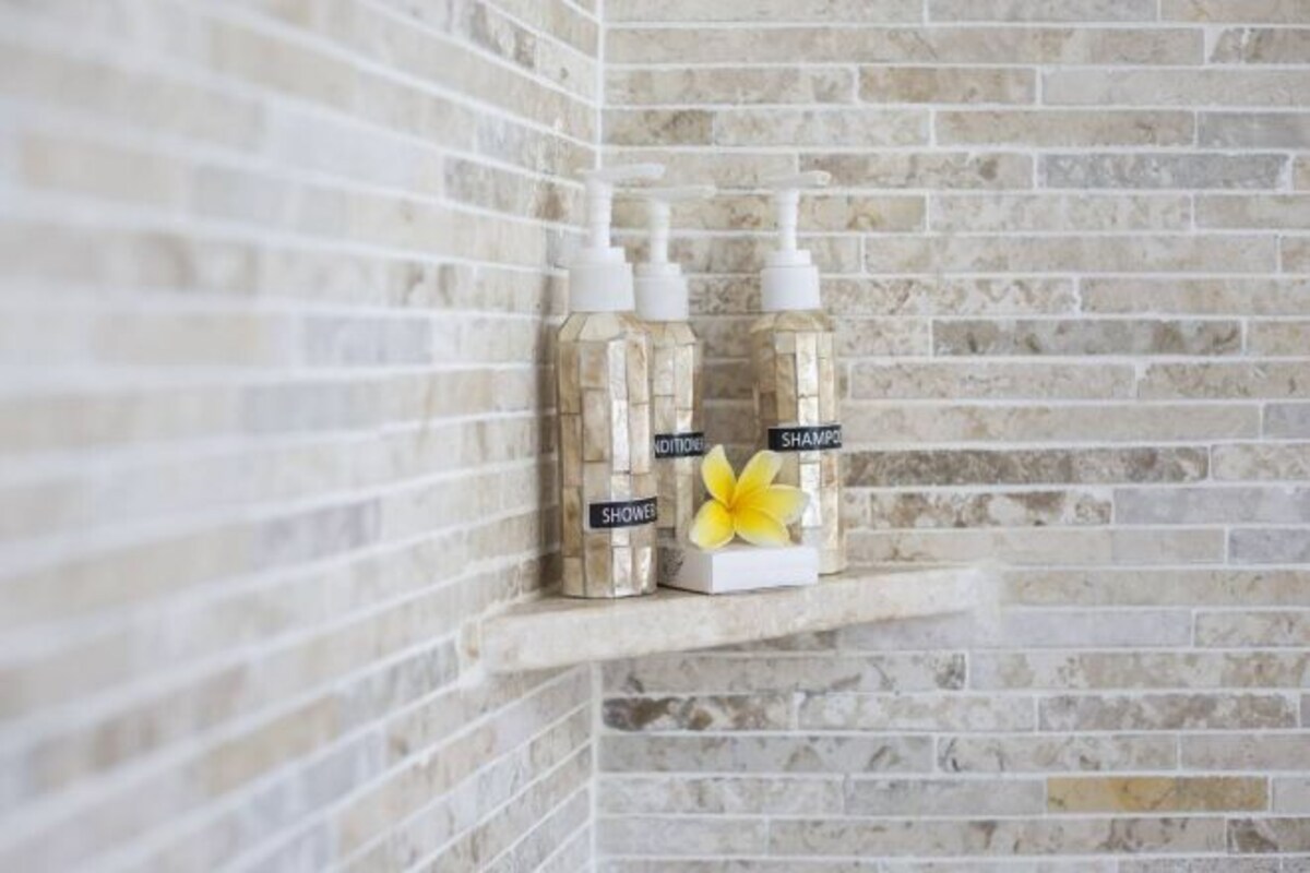 Bathroom amenities | Shower, rainfall showerhead, free toiletries, hair dryer