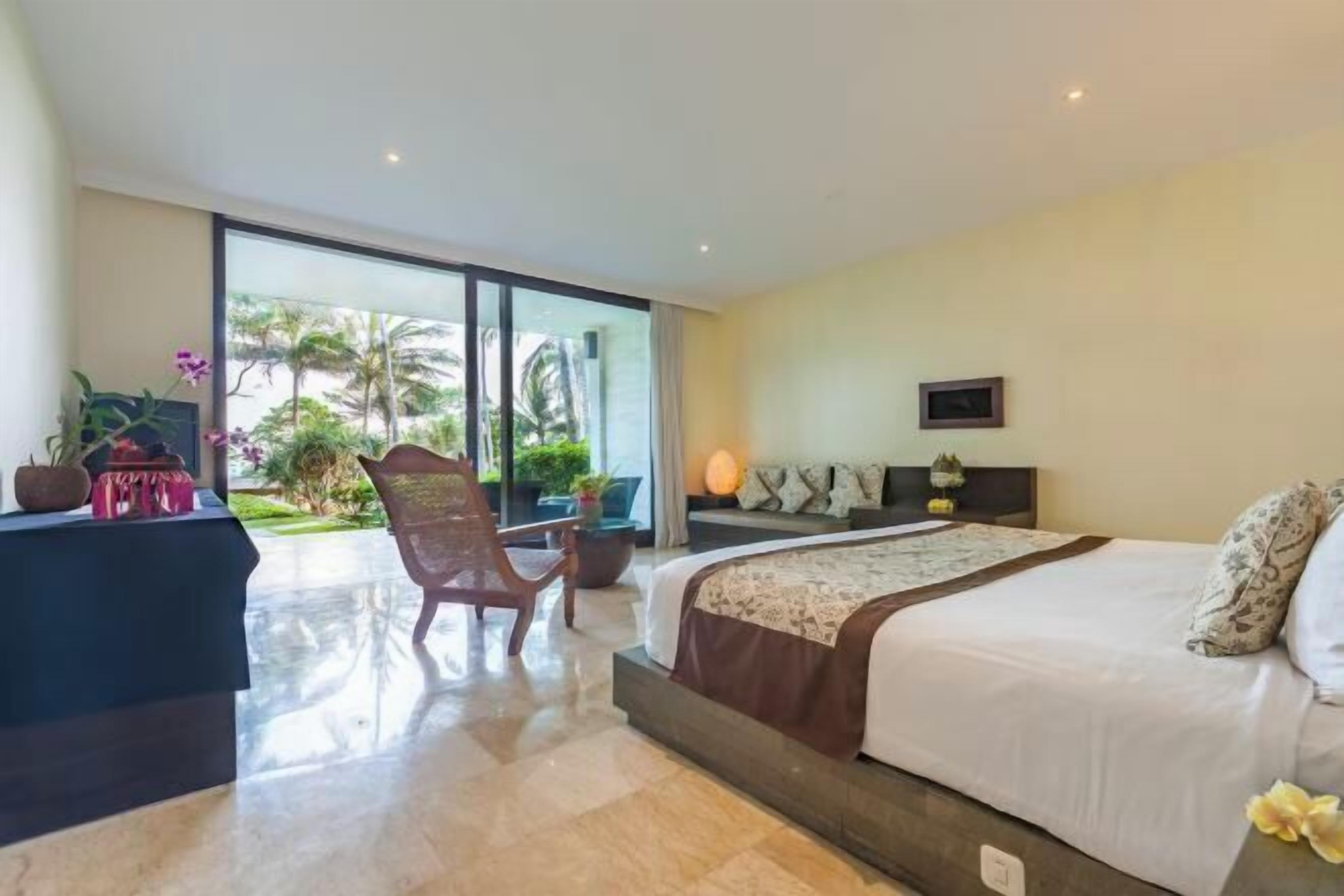 Premium bedding, down comforters, minibar, in-room safe