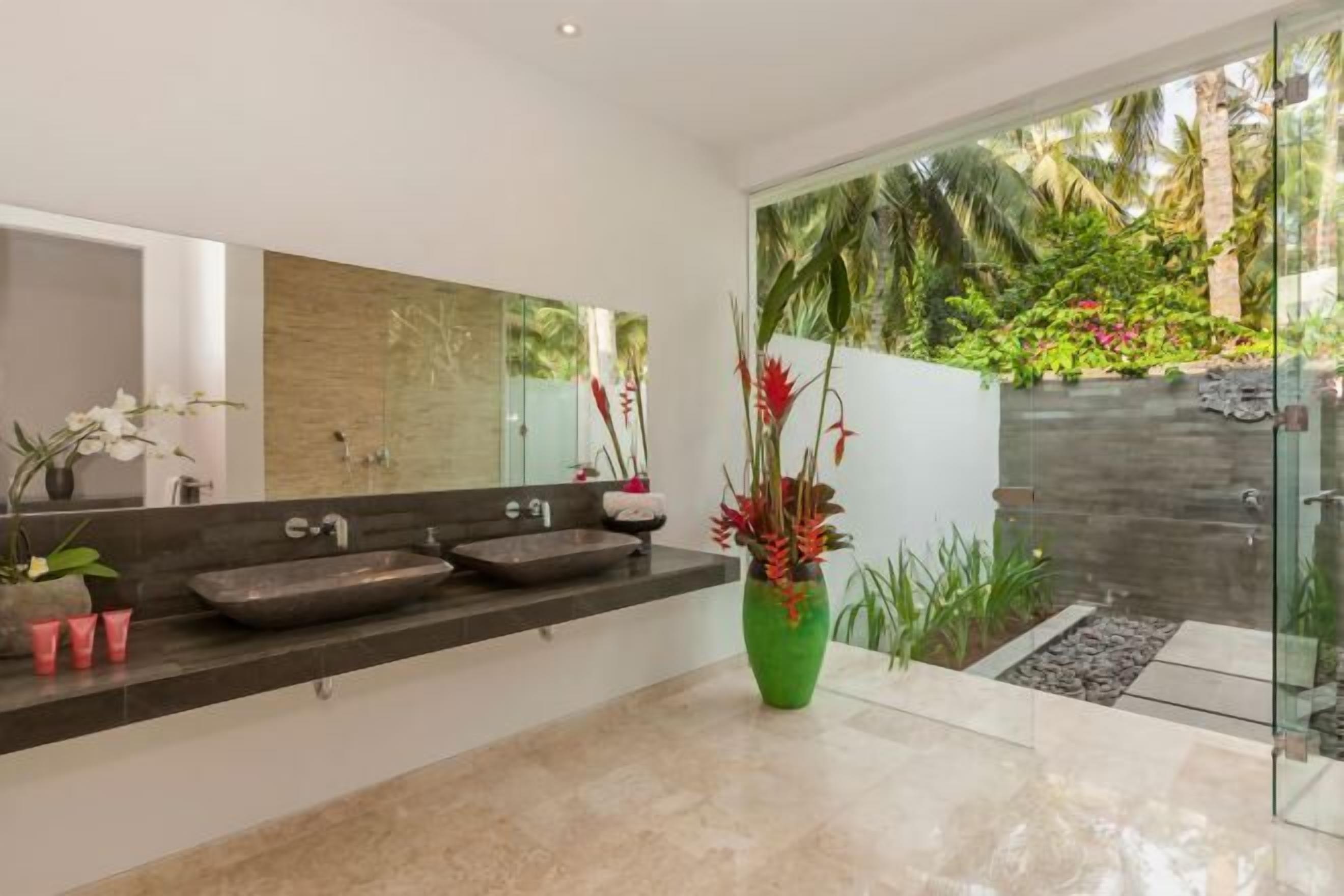Bathroom | Shower, rainfall showerhead, free toiletries, hair dryer