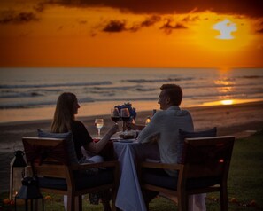 Breakfast, lunch, dinner served; beach views 