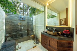 Vila, 2 quartos, no jardim (Villa Raja, with sharing Pool) | Banheiro | Chuveiro, chuveiro com efeito de chuva, produtos de toalete grátis